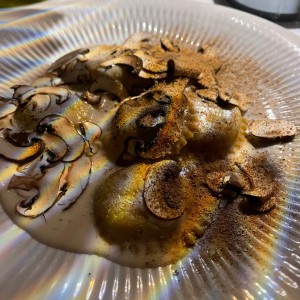 Raviolli Tondi de hongos y escargot en crema de queso  fontina.