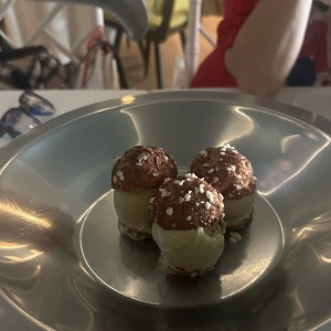 DOLCI - Pistacchio Profiteroles