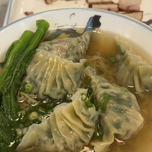 Sopa de dumpling de puerco con cebollina