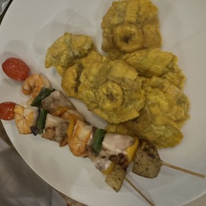 Brochetas de pescado y langostinos