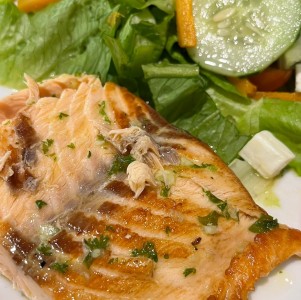 Salmon al ajillo y ensalada griega