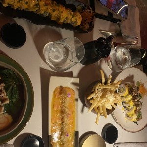 Tiradito, sushi, ramen, papas a la trufa