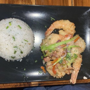 Langostinos tempura salteados en sal y pimienta con arroz