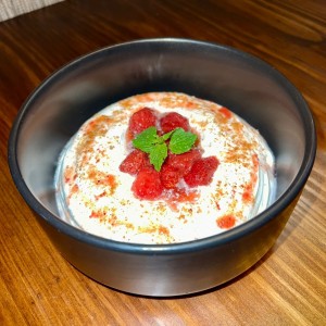 Tarta Pavlova Vegana de Fresas Maceradas con Crema
