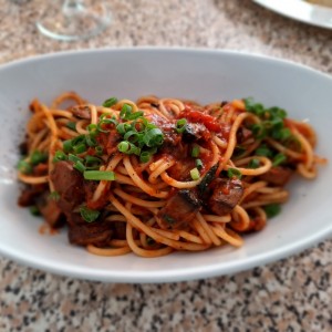 Pasta pomodoro con hongos. 