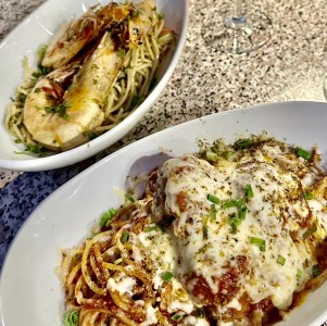 Pasta con langostinos aglio olio y bolognesa