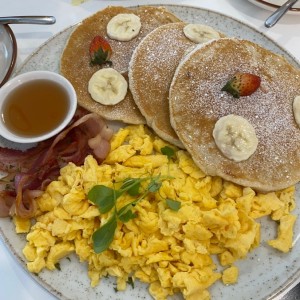 Pancakes sencillos con huevos revueltos