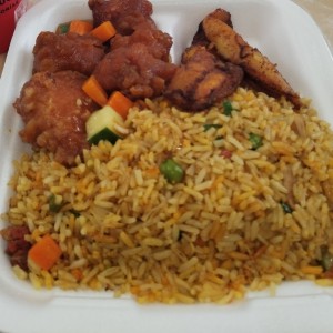 Pollo agridulce, tajada y arroz frito