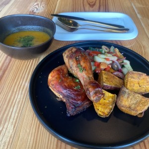 Pollo al horno con camote y vegetales salteados