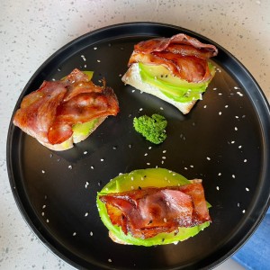 Avocado toast con bacon