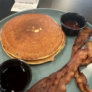 DESAYUNO - PANCAKES & BACON