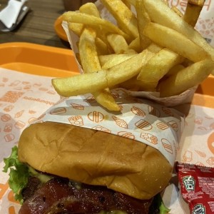 Smokey bacon burger + papas + soda