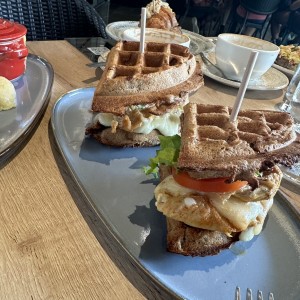 Desayunos - Chicken Waffle Sandwich