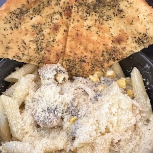 Pasta alfredo con hongos .