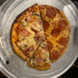 Pizza de pepperoni y pizza de jamón 