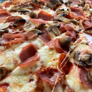 Pizza de Pepperoni, jamon y hongos 