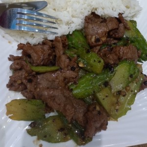 arroz con fuqua pepino amargo y carne