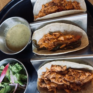 TACOS DE TINGA DE POLLO