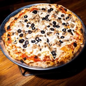 Pizza de pollo von honhos y aceitunas negras