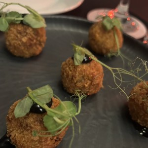 Croquetas de Calamares en su Tinta con Pulpo y Alioli Citrico