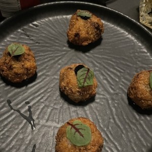 Croquetas de Calamares en su Tinta con Pulpo y Alioli Citrico