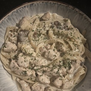 Fetuccini de pollo y hongos en salsa blanca