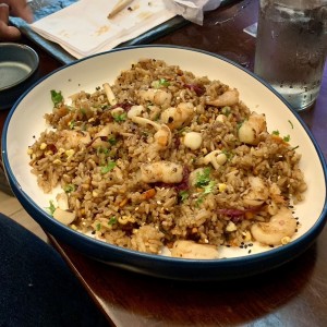 Arroz frito de camarones.  Excelente sabor. 