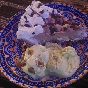 Pie de chocolate con helado de pistacho