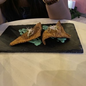 Empanadas de wanton rellenas de pescado en escavechi 