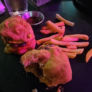 Hamburguesa de Hojaldre con Puerco Ahumado y crema de Aguacate y Mango con papas Fritas (2 und)