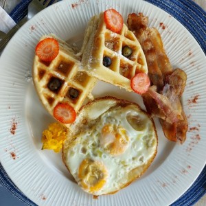 Waffles huevo y tocino 