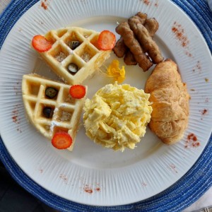 Waffles Huevos revueltos salchicha y Croissant 