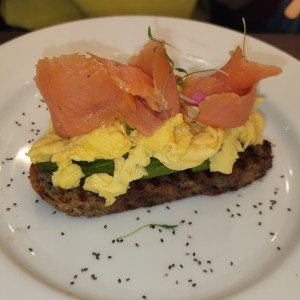 Desayuno - Tostada De Aguacate y Salmon con huevos