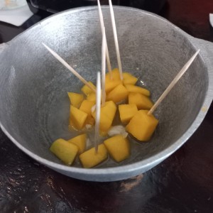 Pinchos de mango, cortesia