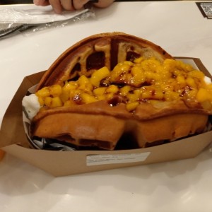 Waffle con relleno de mango