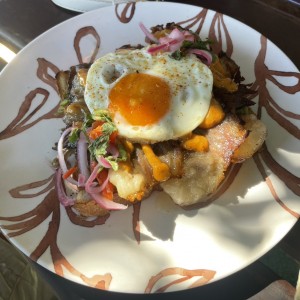 Tostada de Brisket a Caballo