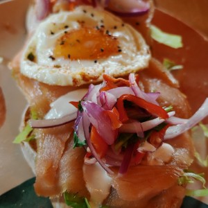 Tostada de Salmón Ahumado y Aguacate