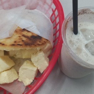 arepa con queso guayanes y chicha venezolana de arroz.