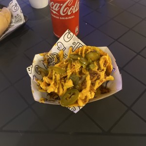 Nachos con chilli queso y jalapeños