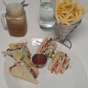 Platos Fuertes - Club Sandwich