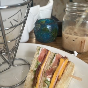 Club Sandwich con Ice Latte