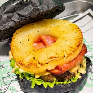 hamburguesa negra de carne piña y bacon 