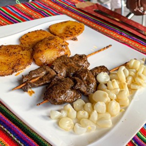 Anticucho.  Delicioso sabor del Corazon, maiz y papas muy peruano