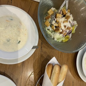 Chicken & Gnocchi, ensalada y bread stick