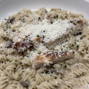 Rotini creamy mushroom con pollo al grill