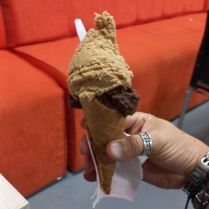 Cono mediano de chocolate oscuro con café