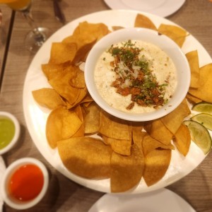 Queso fundido con chorizo