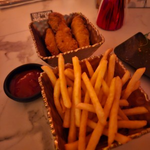 Chiken Tender con Papas Fritas 