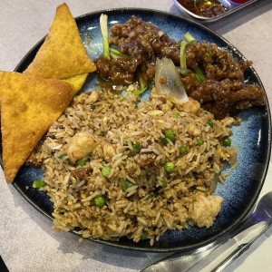 Carne Mongolia con arroz frito de combinacion