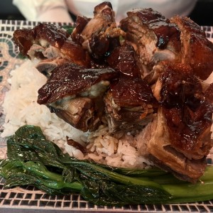 Pato con arroz blanco y hojas de mostaza